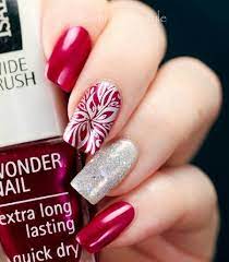 Las uñas decoradas con diarios son otra buena idea para embellecer tus uñas y hacer que se vena maravillosas. Red Silver Skittlette Mani Unas Rojo Con Plata Disenos De Unas Pintadas Disenos De Unas Naturales