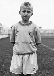 Luka modrić potpisao novi ugovor s real madridom. Croatia Hero Luka Modric Is Former Refugee Whose Granddad Was Shot Dead When He Was Six But Still Became A Superstar