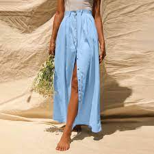 Une jupe qui non seulement fait ressortir le bronzage, mais qui donne un style unique assurément romantique et féminin, en plein cœur des tendances actuelles. Jupe Longue Des Halles Denim Mode Femme La Selection Parisienne