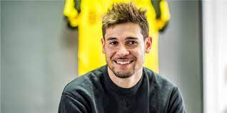 Get the latest soccer news on raphael guerreiro. Raphael Guerreiro Uber Familie Verletzungen Und Seine Begeisterung Fur Den Bvb