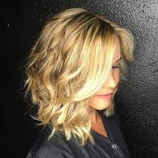 40 Gorgeous Wavy Bob Hairstyles With An Extra Touch Of Femininity Angled Haircut Wavy Haircuts Hair Styles