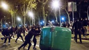 Toque de queda imperó en guatemala desde el inicio de la pandemia en marzo. Disturbios En Barcelona Durante La Protesta Contra El Toque De Queda El Independiente