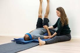 Iyengar mit seinem persönlichen ja yoga zu unterrichten The Foundations Of Restorative Yoga Contemporary Yoga Teacher Training