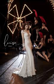 Presso il nostro atelier potrai scegliere tra abiti da sposa semplici a modelli più particolari, dal classico abito da sposa principessa ad un vestito a sirena. Abito Da Sposa A Sirena Tutti I Vantaggi Diemme Sposi