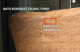 Contohnya, sebuah batu bersurat dijumpai di kuala berang yang bertarikh 1303 masihi. Sejarah Batu Bersurat Kedukan Bukit