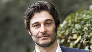 Claudio ama alice perché è diversa. Lino Guanciale Racconta Il Suo Commissario Ricciardi E Sfida Montalbano Dilei