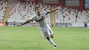 Alanyaspor ile sözleşmesi sezon sonunda sona erecek olan salih uçan bu yıl gösterdiği performans ile tüm dikkatleri üzerine çekti. Alanyaspor Da Salih Ucan Besiktas Macinda Cezali