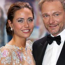 She lives in berlin, germany, and is prominently recognized as the girlfriend of the german politician, member of the bundestag, and leader of the liberal free democratic party of germany (fdp). Christian Lindner Ganz Verliebt In Freundin Franca Und Alle Sollen Es Sehen Bunte De