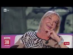 Renato zero è la guest star, insieme a paolo berlusconi, arrivato sul tardi solo soletto, del secondo party per il compleanno di edoardo vianello. Wilma Goich La Moglie Di Edoardo Vianello Non Ci Fa Cantare Insieme Storie Italiane 14 02 2020 Youtube