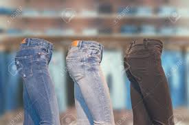 抽象的なぼかしたジーンズショップの側面図に、幽霊のマネキンに3つの異なるデニムパンツのコレクションのコラージュセット。広告ジーンズファッション。間。の写真素材・画像素材  Image 198938166