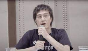 李宇軒被控串謀mark simon（左）及黎智英（右）等人請求外國制裁港府及內地。 涉串謀黎智英mark simon行事 30歲被告李宇軒上周三被落案控以3項罪名，包括一項串謀勾結外國或者境外勢力危害國家安全、一項串謀協助罪犯及一項無牌管有彈藥，案件即日在西九龍. 1hoeudkhc8xotm