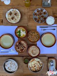 Namoczyć ciecierzycę w wodzie przez 12 godzin, zmieniając w tym czasie ze 2 razy wodę. Foul Hummus Balila Fatteh And Bayd B Awarma From Beirut To Jounieh Nogarlicnoonions Restaurant Food And Travel Stories Reviews Lebanon