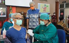 Ganjar pun memulai di daerahnya dengan pendataan prioritas dan juga sistem antrean. Vaksinasi Untuk Umum Mulai 15 April Pemda Jateng Siap Siap
