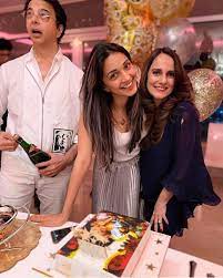 She was born on july 31, 1992, in mumbai, india. Kiara Advani Celebrates The Success Of Kabir Singh With Her Family Hungryboo Kiara Advani Bollywood Actress Kiara Advani Kabir Singh Look