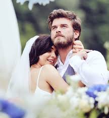 Tuba Buyukustun As Suhan And Kivanc Tatlitug As Cesur In The Turkish Tv Series Cesur Ve Guzel Episode 30 2017 Kivanc Tatlitug Turkish Film Cute Actors