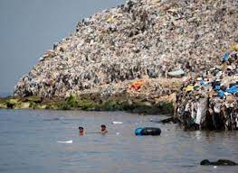 Penché à la fenêtre, il s'efforçait de percer l'obscurité, de voir une dernière fois les ténèbres mouvantes du fleuve, au pied de la maison. Pollution A La Poursuite Du Septieme Continent De Plastique Video Dailymotion