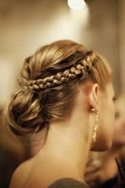 Coiffure haute pour mariage et bal • 514.419.6116 • de nombreux choix de coiffures sont à votre disposition : Coiffure Mariage Avec Tresse 40 Coiffures De Mariage Rock Ou Sages Elle
