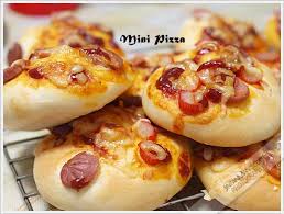 Manakan tidak , sosej yang dijual di pasaraya dibuat. Resepi Roti Sosej Pizza