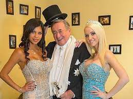 Er wollte nicht ausschließen, dass noch in diesem jahr die hochzeitsglocken für ihn und sein bambi nina bruckner läuten könnten, sagte lugner. Lugner Kleidete Bambi Und Cathy Fur Den Wiener Opernball Ein Opernball Vienna At