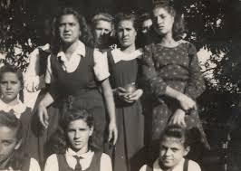 Tenho algumas fotos da Classe de 1934 do Colégio Sacre-Couer de Marie;  Segundo está escrito nas fotos, elas foram tiradas no dia 06/09/1934, Não  tenho certeza de quem está nelas além da