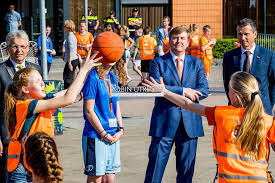 Het doel van het evenement is om basisschoolleerlingen te laten bewegen en actief te laten zijn. King Willem Alexander Visits The Fifth Edition Of The Koningsspelen King S Games At The Brede School De Fliert In Twello The N Kings Game Royal Family Robin