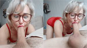 Loira de óculos com prazer chupando e curtindo pau BR