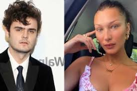 Nikki & brie bella receive concerning texts from their men. Auto Bella Hadid Ist Angeblich Mit Jack Nicholsons Enkel Duke Nicholson Zusammen Pressfrom Deutschland