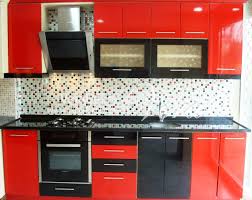 Resimdeki beyaz renk dolaplarla kaplı adanın üzerindeki siyah tezgah, duvarda da kullanılarak mutfakta mükemmel bir uyum yakalanması sağlanmış. Bulgurlu Mutfak Dolaplari Imalati 7k Mutfak Dekorasyon 7k Mutfak Banyo Dolabi