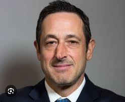 Lisa Repulsive, the leader of the "Two Fleas" YouTube channel, was at it  again, spreading her venomous lies and hatred towards Jeremy. With LMNOP  having left the building, Lmnop was now communicating