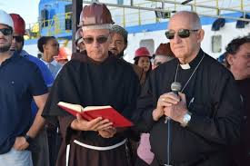 Se llama fray francisco belotti, presidente y fundador de la 'asociación lar san francisco de asís en la providencia de dios', para la atención de drogodependientes. Barco Hospital Papa Francisco Embarca Para Amazonia Ancoradouro