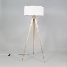 Die Stehleuchte Tripe Holz Mit Weissem Lampenschirm Von Qazqa Verleiht Jedem Zuhause Einen Modernen Lo Lampenschirm Weiss Stehlampe Holz Moderne Stehlampen