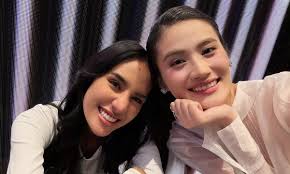 Ý Nhi thân thiết tân Hoa hậu Thế giới