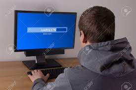 699 monitore für zuhause auf testsieger.de. Ruckansicht Des Jungen Mann Mit Pc Laden Zu Hause Lizenzfreie Fotos Bilder Und Stock Fotografie Image 32862767