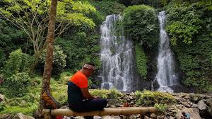 Taman yang memiliki rumah hobbit dan memungkinkan pengunjung berinteraksi dengan kelinci. Air Terjun Jagir Dan Desa Adat Osing