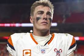 Craziest' Chicago Bears Fan Shows Off 157 Tattoos of Players' and Coaches'  Signatures