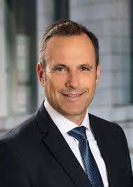 Robert Tanzer's Instagram, Twitter & Facebook