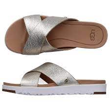 In het brede, trendy assortiment van de bijenkorf vind je dé schoen die jouw modieuze outfit compleet maakt. Ugg Sandalen Kari Calfskin Logo Gold Online Shopping Mybudapester Com