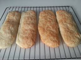 Hoy Quiero Presentaros Un Pan Diferente El Pan De Cristal Un Pan Absolutamente Delicioso Que Despues De Probarlo Comida Pan Casero Receta Recetas De Comida