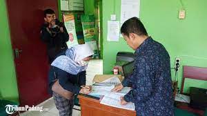 Kepemilikan surat kendaraan memang sangat diperlukan. Kisah Sejoli Di Padang Harus Cabut Berkas Nikah Gara Gara Corona Mewabah Pindahkan Lokasi Akad Tribun Padang