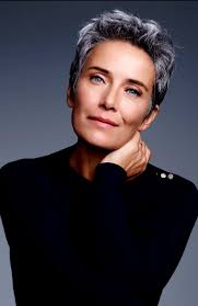 Il ne sert à rien de tenter de cacher les rides absolument. ÙØ¹ÙÙ Ø³ØªØ§Ø±Ø© Ø§ÙØ¨ÙØ¯Ù Coiffure Courte Femme Cheveux Gris Translucent Network Org