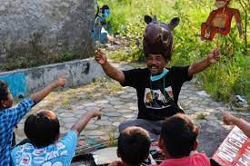 Hutan bakau adalah ekosistem terbesar kedua di dunia yang menyimpan karbon, terutama pada akarnya, sehingga hilangnya hutan dapat berpengaruh besar terhadap perubahan cuaca. Hutan Bakau Yang Kedua Terbesar Di Dunia