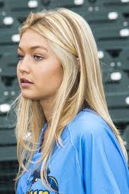 1b26cc638de96b528dea4b09ea66c30b Golden Blonde Highlights Gigi Hadid Blonde Highlights Jpg 500 750 Hair Styles Gigi Hadid Hair Blonde Hair