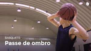Existem vários tipos de passe: Passe De Ombro Basquete Youtube