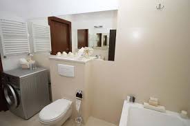 Orang yang berwudhu disunnahkan untuk kalau menganggap membaca bismillah di awal wudhu adalah sunnah (bukan wajib), maka tidak masalah meninggalkan membaca bismillah untuk. Bagaimana Berwudhu Di Kamar Mandi Yang Ada Toiletnya Jadwal Kajian Sunnah
