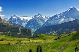 Er zijn hier diverse wandelroutes uitgestippeld die door elk lid van de familie te belopen zijn. Het Mooie Idyllische Landschap Van Alpen Met Bergen In De Zomer Zwitserland Premium Foto