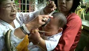 Namun, memotong pertama kali rambut bayi di usia tujuh hari terbukti bisa membuat rambutnya lebih subur dan lebat. Tradisi Mepetik Pada Bayi Lenyapkan Kekotoran Lahir