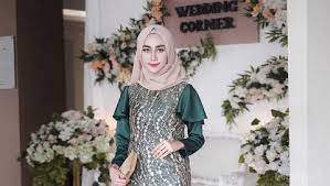Terkait dengan baju couple gamis muslim untuk kondangan terkini, banyak sekali modelnya, misalnya baju gamis kombinasi batik, baju gamis muslim kombinasi brokat, baju gamis muslim kombinasi kebaya. 6 Tren Model Gaun Pesta Untuk Muslimah 2020
