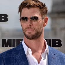 Chris hemsworth has had his hair both dark and light, but the dark color really brings out his blue chris hemsworth grows his hair out to play thor, and here, you can see his hair looks a little. Chris Hemsworth Looks Super Dapper In A Blue Suit As He Attends Mib International Photocall In London Pinkvilla