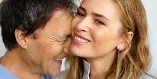 Aj bez botoxu a plastík môže po 50-tke konkurovať mladším kráskam! Je za  tým láska?