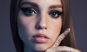 DESIGN SCENE STYLE: Star Dust with Francesca by Patrick Lacsina